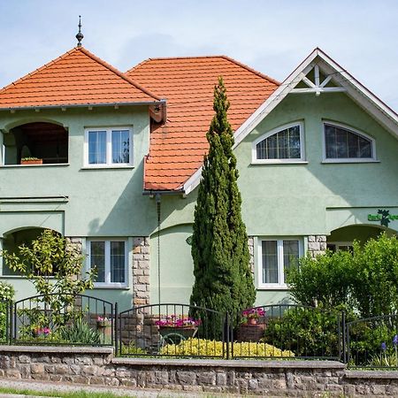 Park Apartman Heviz Luaran gambar